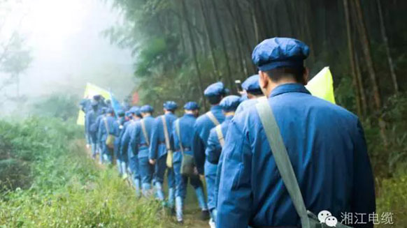 緬懷革命先烈，學(xué)習(xí)革命精神。——湘江電纜井岡山精神學(xué)習(xí)班剪影