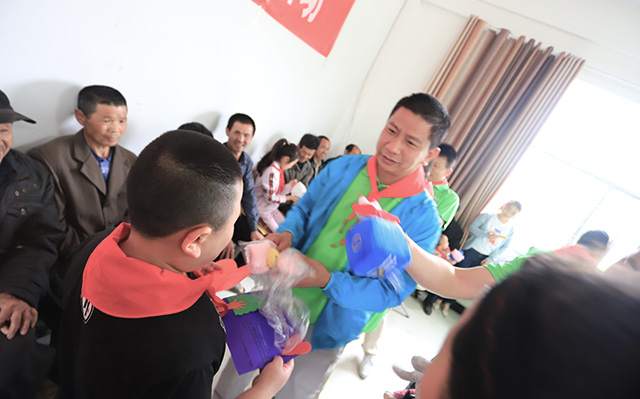 “六一微心愿，愛(ài)心暖童心”湘江電纜攜手村長(zhǎng)李銳愛(ài)心傳遞 點(diǎn)亮未來(lái)