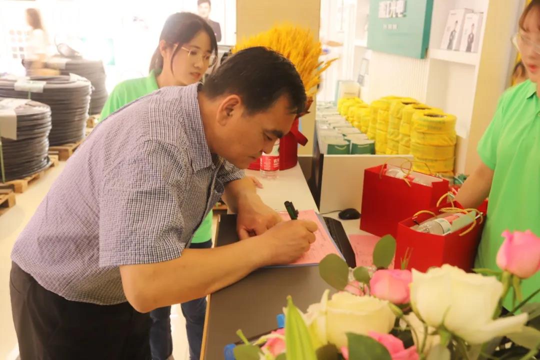 連通世界 點(diǎn)亮未來??！湘江電纜集團(tuán)武漢旗艦店開業(yè)慶典盛大舉行！
